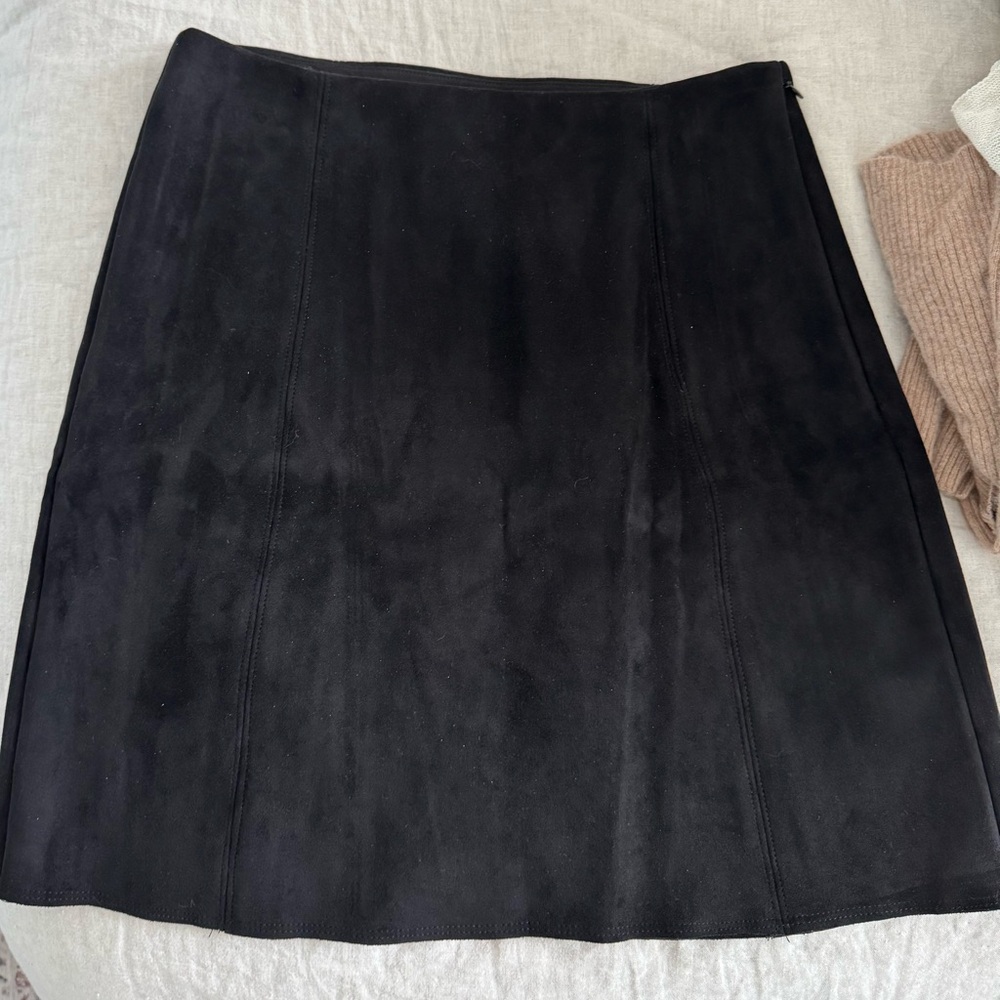 Aritzia | Babaton | Faux Suede High Waisted Skirt | Black | Size 6